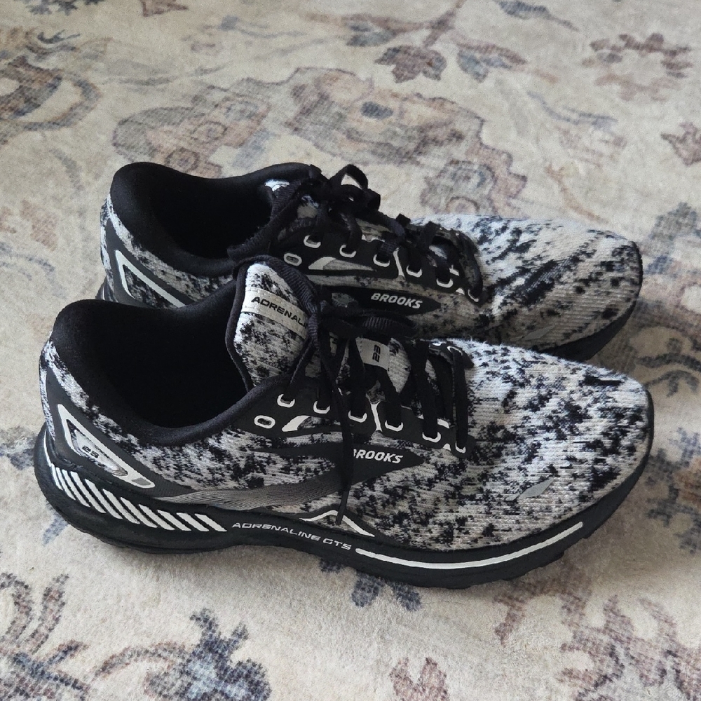 Brooks Monochrome Adrenaline GTS Shoes